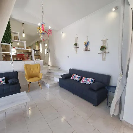 Διαμέρισμα Arocaria In With Garden , Mountain And Sea View Φαληράκι