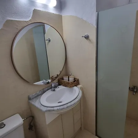 Διαμέρισμα Arocaria In With Garden , Mountain And Sea View Φαληράκι